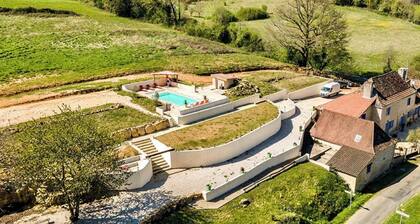 Spacious Renovated Farmhouse with Swimming Pool - Sleeps 14