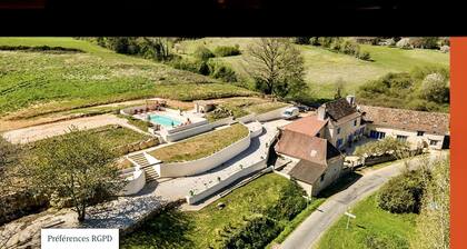 Spacious Renovated Farmhouse with Swimming Pool - Sleeps 14