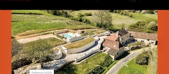 Spacious Renovated Farmhouse with Swimming Pool - Sleeps 14