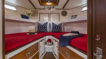 2 dormitorios y tabla de planchar con plancha