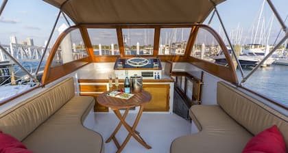 Gorgeous Vintage Yacht in Wine Country NY