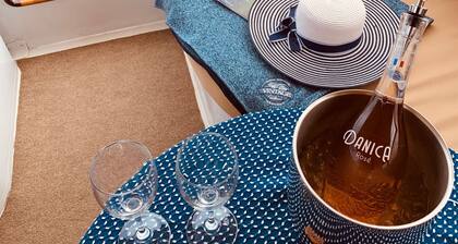 Gorgeous Vintage Yacht in Wine Country NY