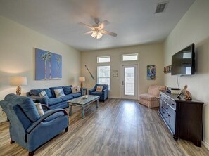 Hus, flere senger, kjøkken, strandutsikt | Oppholdsrom | En 40-tommers TV med kabel-kanaler