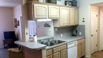 Kondominium, 1 Tempat Tidur Queen dengan tempat tidur Sofa, dapur, pemandangan pantai | Dapur pribadi | Lemari es, microwave, oven, dan kompor