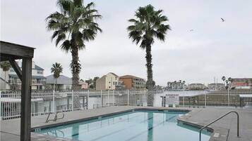 Kolam renang outdoor