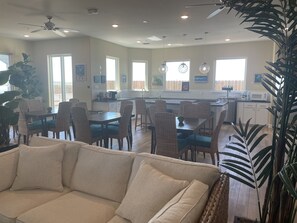 Hus, flere senger, balkong, strandutsikt | Oppholdsrom | En 40-tommers TV med kabel-kanaler