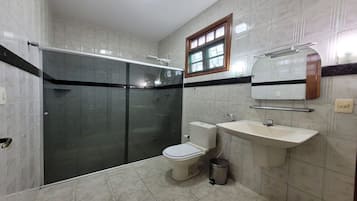 Basic Suite | Bathroom