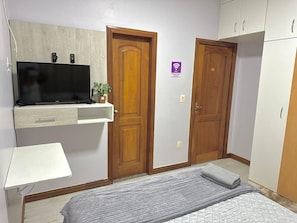 1 habitación, espacio para trabajar con laptop y cortinas blackout