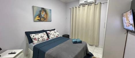 Kahden hengen huone | Kannettavalle tietokoneelle sopiva työtila, pimennysverhot