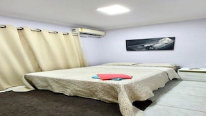 Habitación doble | Espacio para trabajar con un portátil, cortinas opacas, wifi gratis