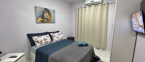 Quarto casal | Espaço de trabalho para notebook, cortinas blackout, Wi-Fi de cortesia