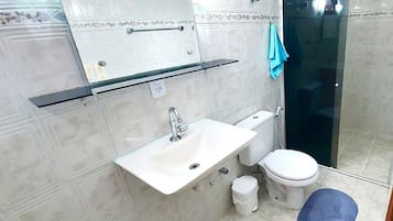 Basic Suite | Bathroom | Shower