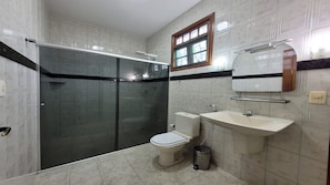 Basic Suite | Bathroom