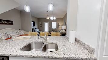 Rumah, Beberapa Tempat Tidur, balkon, pemandangan pantai | Dapur pribadi | Lemari es, microwave, oven, dan kompor