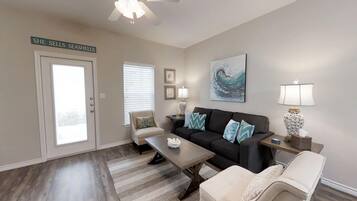 Casa, varias camas, balcón, vistas a la playa | Sala de estar | Televisión de 40 pulgadas con canales por cable