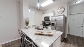 Casa, varias camas, balcón, vistas a la playa | Cocina privada | Frigorífico, microondas, horno y placa de cocina