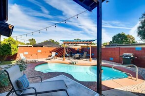 A heated pool - Shangri-La! 6-bdrm compound, Heated Pool, Hot Tub (Tempe)