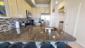 Casa, varias camas, balcón, vista a la playa | Cocina privada | Refrigerador, microondas, horno y parrilla de estufa