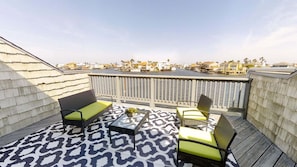 Casa, varias camas, balcón, vista a la playa | Vista del balcón