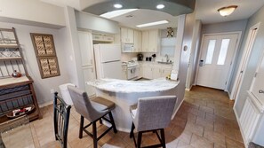 Maison, plusieurs lits, balcon | Cuisine privée | Réfrigérateur, micro-ondes, four, plaque de cuisson