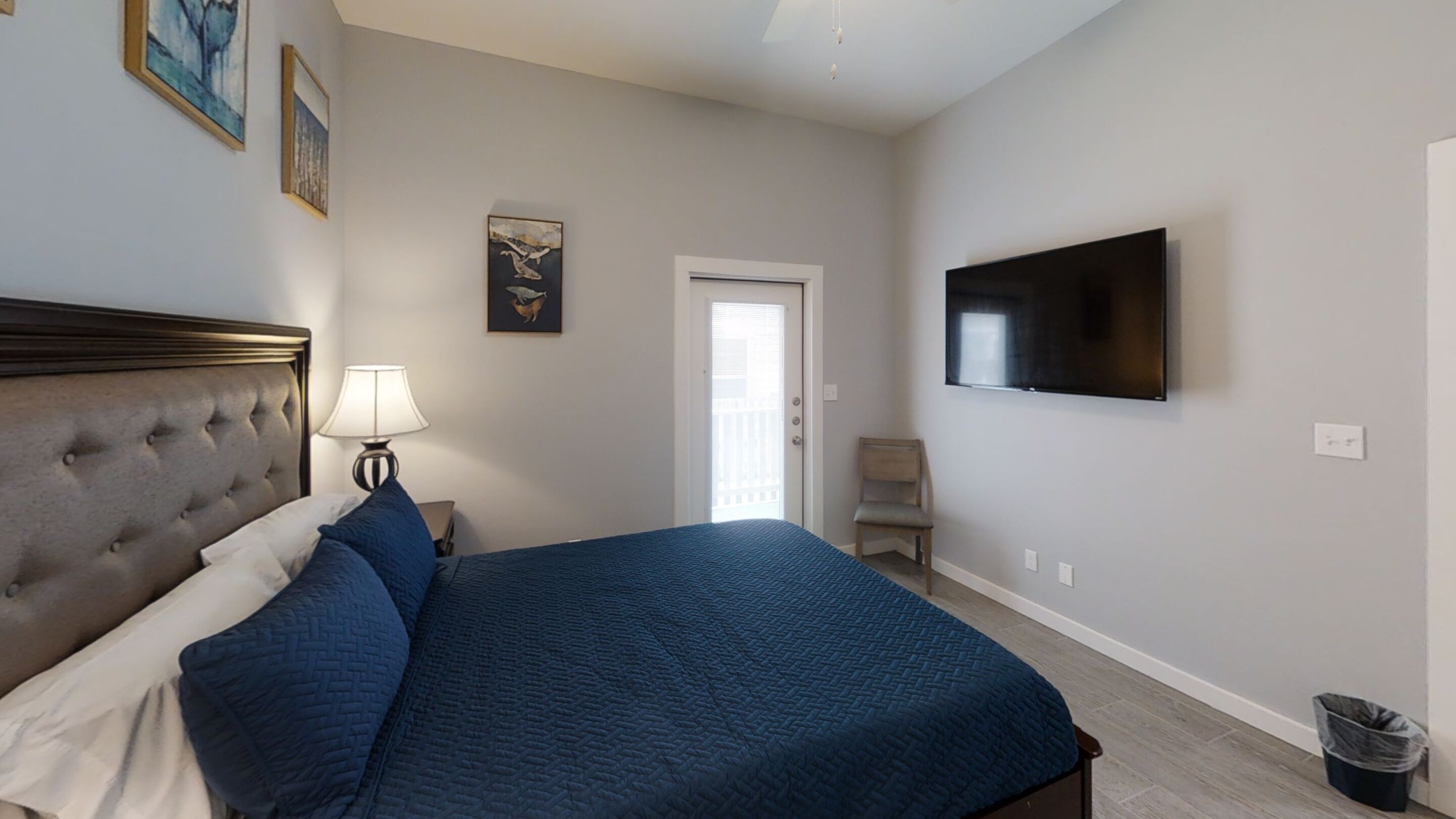 2 عدّة غرف نوم وبديكورات فريدة لكل غرفة وطراز فريد لكل وحدة