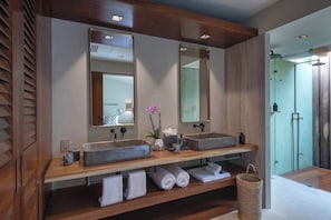 Bañera, secador de pelo, toallas, jabón