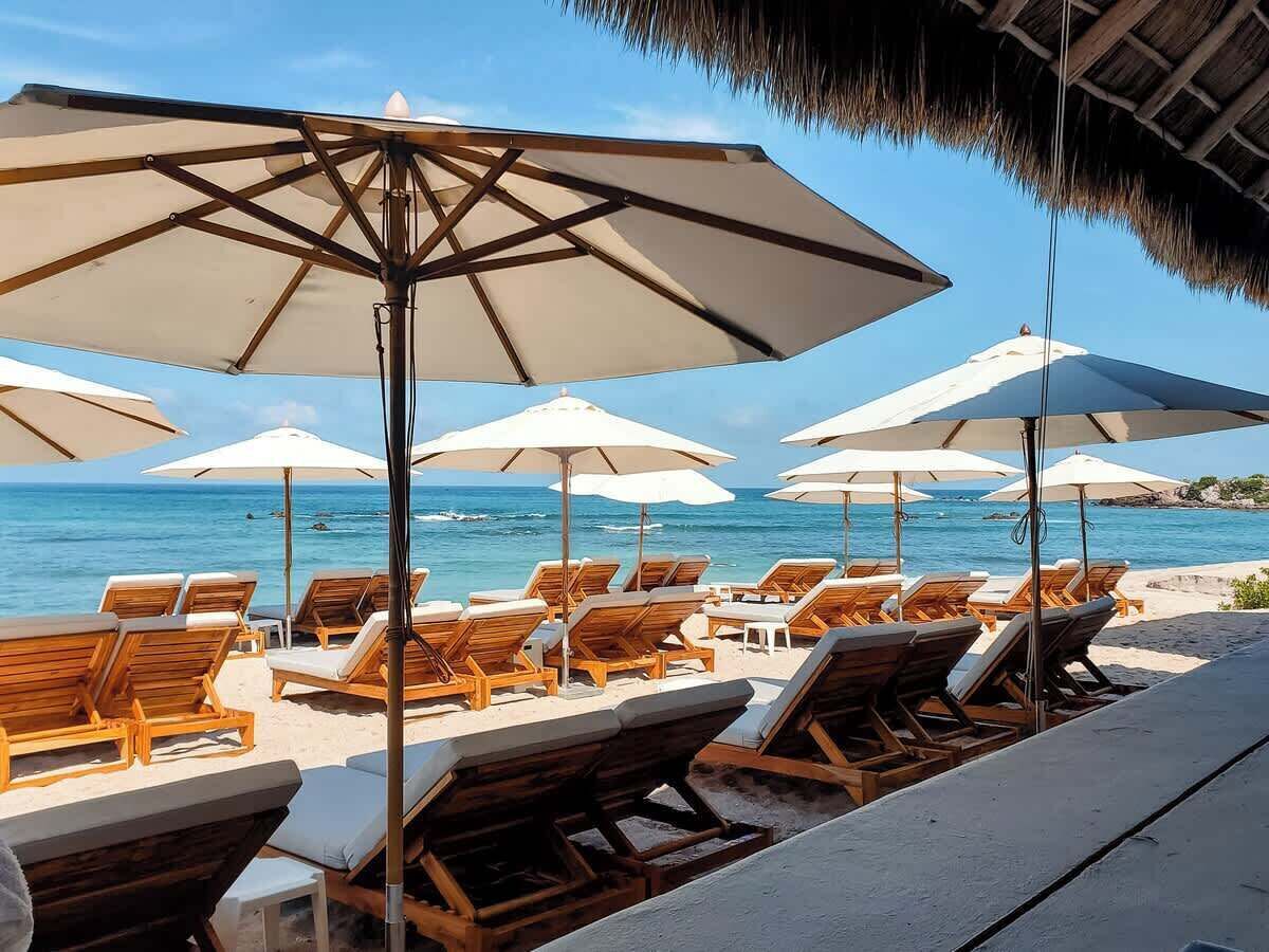 Playa en los alrededores, camastros y toallas de playa 