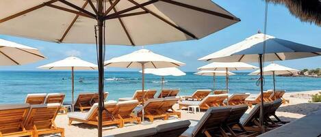 Playa en los alrededores, camastros y toallas de playa