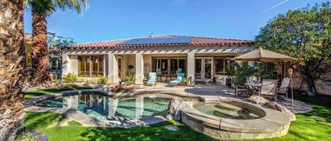 Una piscina al aire libre, una piscina climatizada