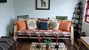 25-inch flat-screen TV with cable channels, TV - Hostal Triángulo del Café - Hostel (Manizales)
