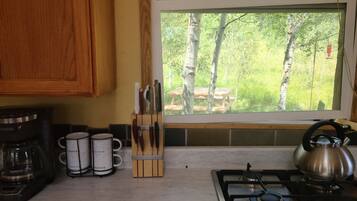 Réfrigérateur, four, plaque de cuisson, cafetière/bouilloire