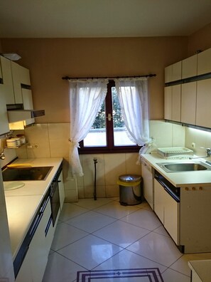 Kühlschrank, Ofen, Toaster, Kochgeschirr/Geschirr/Besteck