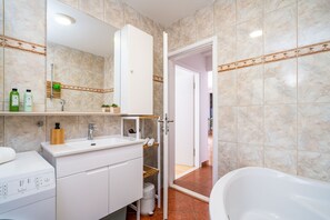 Baignoire, sèche-cheveux, serviettes fournies