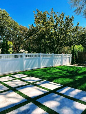 Property grounds - 1.7 miles from Stanford University (Palo Alto)