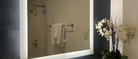 Douche, sĂšche-cheveux, serviettes fournies, savon