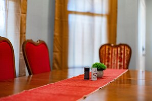Fridge, microwave, oven, stovetop - ❤ The Parlor House Getaway ❤ Long Term Available (Seguin)