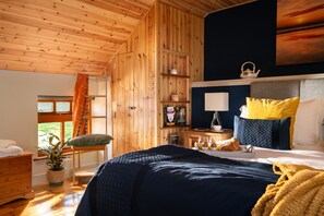 3 habitaciones, escritorio y tabla de planchar con plancha 