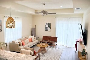 TV - Coastal Gem New Build 5 min to Beach + Yard (Stuart)