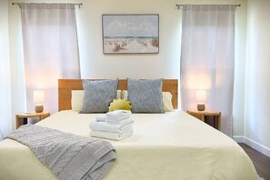 3 bedrooms, iron/ironing board, free WiFi, bed sheets - Coastal Gem New Build 5 min to Beach + Yard (Stuart)