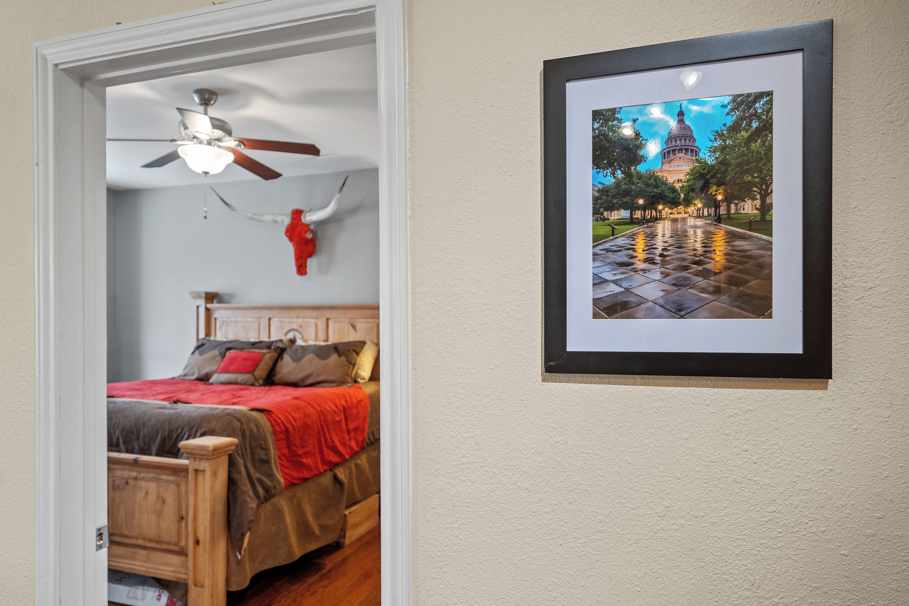 2 chambres, bureau, fer et planche à repasser, lit de bébé portatif