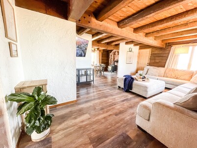 Private Mountain Cabin! King Beds 8 Acres Game Room Pet Friendly