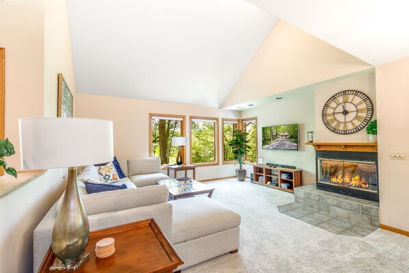 Smart-TV, Kamin, DVD-Player