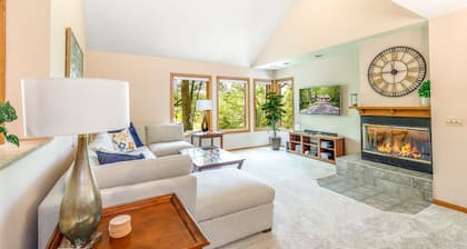 Private 3BR/2BA Territory Home Nestled in the Trees - Stonecrest