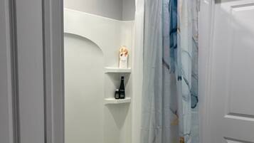 Baignoire, sèche-cheveux, serviettes fournies, savon
