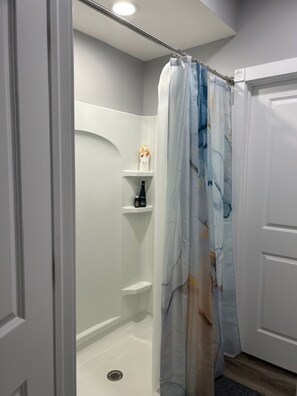 Bañera, secador de pelo, toallas y jabón