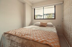 Apartamento luxo | 2 quartos, berço de viagem, Wi-Fi de cortesia, roupa de cama