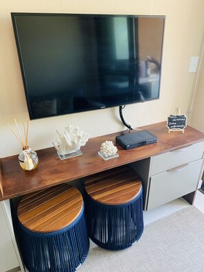 Deluxe Apartment | Living area | 40-inch Smart TV with cable channels, TV, toys - Cupe Beach Living (Ipojuca)