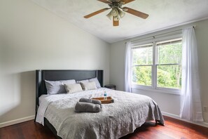 4 Schlafzimmer, Schreibtisch, Bügeleisen/Bügelbrett, Reisekinderbett