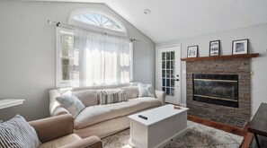 Una Smart TV, una chimenea