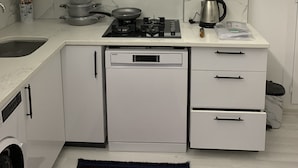 Departamento Deluxe | Cocina privada | Refrigerador con congelador, microondas, horno y lavavajillas 